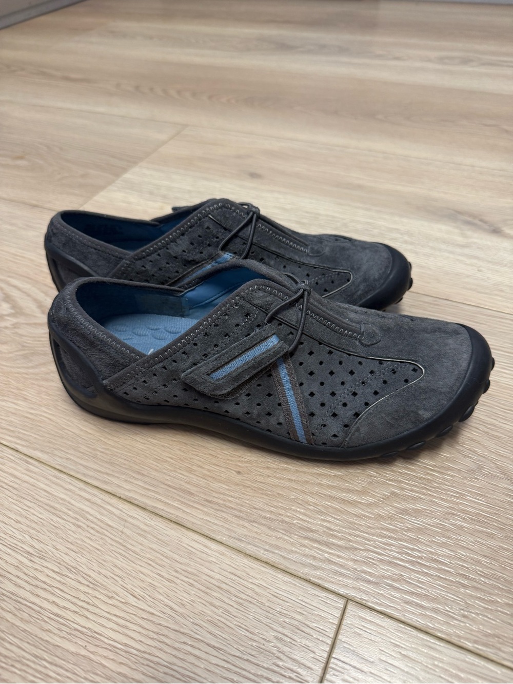 Clarks Privo Tequini slip-on shoes featuring a dark gray suede upper woman’s 6.5